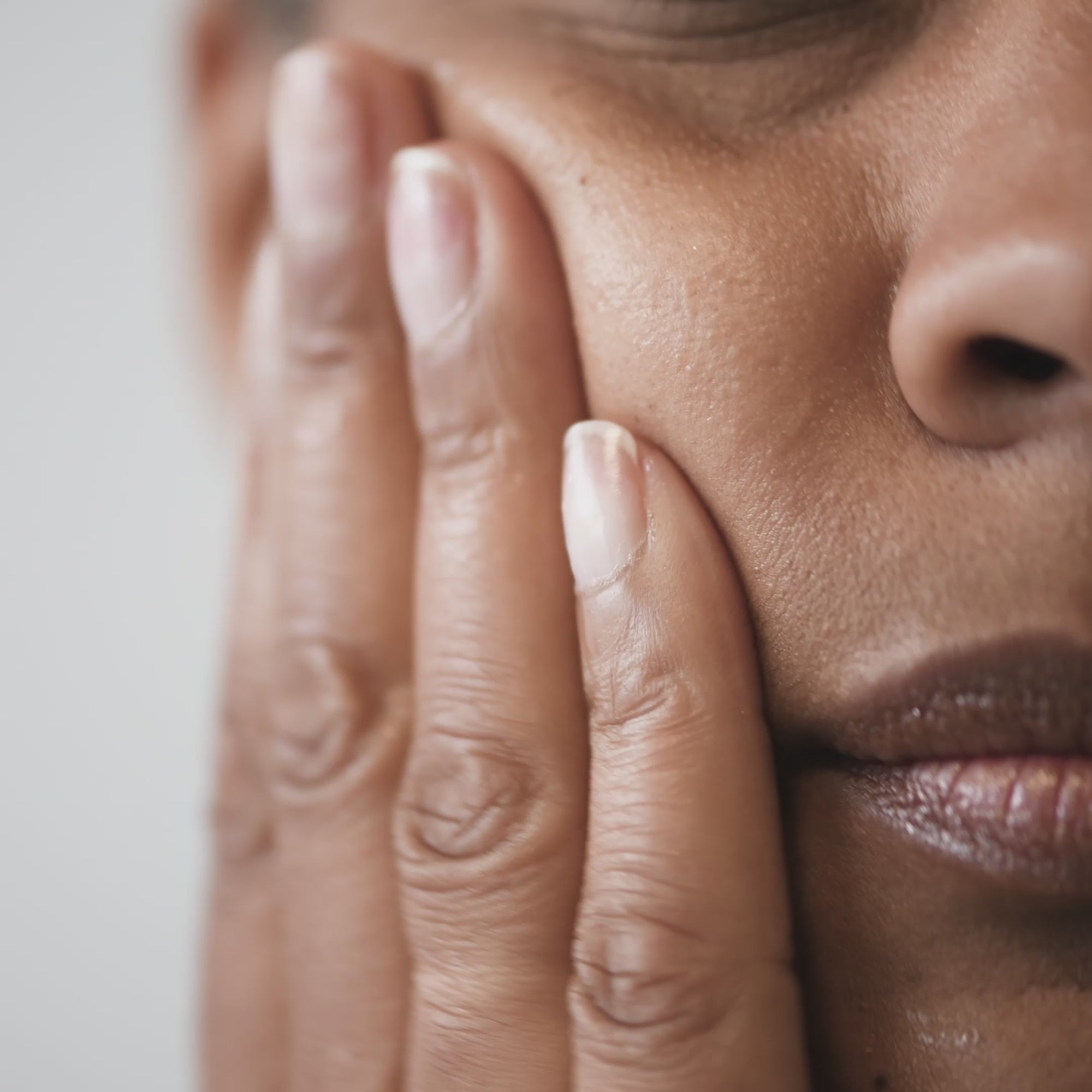 Video of a woman applying The Serum.